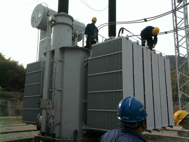 作業人員安全保護繩系在安全水平保護繩上，確保在變壓器本體上移動始終不會失去保護。